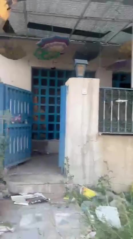 على بركه الله...
بيت في حي الجامعه الخارجيه قريب على  شارع ربيع في فرع معرض سيارات ركن موقعه مميز قريب علا اللقاء وعلى شارع ربيع مساحه 100م 5×20 البيت بناء قديم ينباع بسعر كاع البيت مكون من طابق الاول استقبال كبير وحمام ومطبخ حار وبارد 
طابق ثاني غرفتين غرفه سويت وغرفه ثانيه جبيره وحمام طابق ثالث غرفتين وحمام 
للاستفسار واتس ***********
