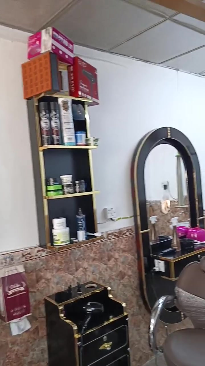 محل حلاقة للبيع موقعه كنطرة السلام مقابل مجمع الوارث ركن شارع البرج يم مخبز السيد كامل تخم وميوزه ثنين وكراسي ثنين ومبرده وسبلت طنين استعمال قليل شهرين تقريباً سبب البيع طالب سادس استفسار ***********

