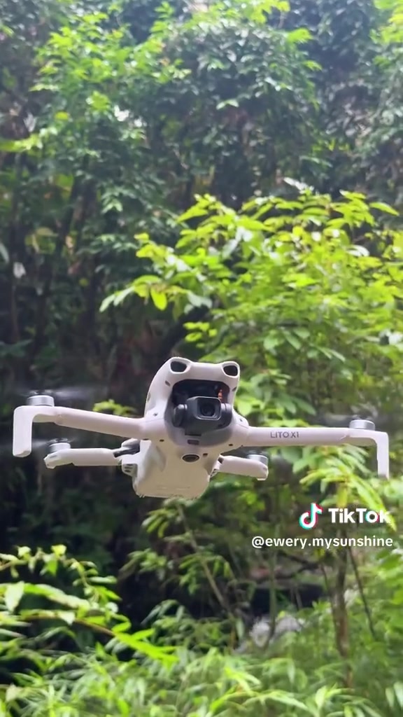 حصرياً لدى hussain dji drones 🚀
DJI Lito X1 كومبو - 
Dji lito 1 كومبو -

كافي مني 3 ومني 4 جبنالكم الدرون الذهبي من ناحية السعر الحلو والمواصفات العملاقة بتصريح من dji واصدار 2026 بسعر إقتصادي والدرون عملاق بشهادة الجميع وإلي جربوا تريد تصوير احترافي ومواصفات عالية من تتبع وحساسات ومدى 15 كيلوا وذاكرة داخلية ومقاومة رياح ومواصفات ماتخلص وبسعر حلو وصلت لأحدث درون و بإعلى فئة
 🔥🔥   Dji lito x1 combo 
كامل الملحقات مع كونترول شاشة والنسخة الاقل كونترول عادي وايضاً كومبو
هذا الدرون يجمع بين سهولة الاستخدام للمبتدئين والمواصفات السينمائية الجبارة للمحترفين؟ طائرة Lito X1

🌟 أبرز المواصفات التقنية التي ستجعلها خيارك الأول:
 كاميرا احترافية: مستشعر كبير بحجم 1/1.3-inch مع فتحة عدسة f/1.7، يضمن لك تصوير ليلي نقي جداً وتفاصيل حادة في مختلف ظروف الإضاءة مع تصوير 4k مع 100fps

 ألوان سينمائية: دعم تصوير 10-bit D-Log M ونطاق ديناميكي عالي (HDR) لمرونة مطلقة في تعديل الألوان وإظهار التفاصيل.

 رادار LiDAR (الأمان المطلق): لأول مرة في هذه الفئة، نظام تحسس شامل (360 درجة) مدعوم برادار ليزر أمامي يكتشف العوائق بدقة مليمترية حتى في الظلام الدامس!

 نظام بث O4 الخرافي: طيران مستقر بمدى يصل إلى 15 كم مع بث مباشر على الشاشة بدقة 1080p/60fps لضمان عدم التقطيع في المناطق المزدحمة.

 بطارية لا تنتهي: طيران متواصل  36 دقيقة بثلاث بطاريات 

 تتبع ذكي (ActiveTrack 7.0): حدد هدفك (سيارة، شخص، دراجة) واترك الطائرة تلحق به وتصوره سينمائياً بذكاء اصطناعي يتفادى الأشجار والمباني تلقائياً.

 ذاكرة داخلية ضخمة: لا تقلق إذا نسيت بطاقة الذاكرة، الطائرة تأتي بذاكرة مدمجة بسعة 42 جيجابايت.

 وزن 249 جرام، مما يعني سهولة مطلقة في التنقل مع مقاومة الرياح تصل إلى 10.7 متر في الثانية، مما يعني ثباتاً ممتازاً في الأجواء المتقلبة. 

هذا كله بسعر جوه السوك كله واسنب من المني 3 برو ومني 4 يجي بطاريات وجنطة وكونترول سمارت وملحقات كاملة بالسليفون للحجز تواصل واتساب وادلل ❤️‍🔥
***********

ويتوفر ايضاً بالأقساط المريح على الرافدين واهلي عراقي ورشيد 🔒

(تريد الأصلي والمضمون وصلت)
✔️ كل درونات DJI الأصلية
✔️جديد مكبوس 
✔️دفع عند الأستلام والفحص
✔️ توصيل لكل المحافظات
✔️مصداقية مو بس حچي

🌟 ليش تشتريها من "مركز درونات"؟
لأننا نوفر لك:
1. ضمان ودعم فني ودفع عند الأستلام. 
2. توصيل لكل العراق وبدون عربون . 

📢 الكميات محدودة جداً لهذا!
📞 للحجز والاستفسار عن السعر:
الأتصال ***********
أو راسلنا مباشرة على رسائل الصفحة او على الواتس وهذا رابط مباشر 📥
wa.me/9647760991220

#مركز_درونات_العراق #dji #air3s #mini4k #DJI_Mini5Pro #درونات_العراق #تصوير_جوي #احتراف #بغداد #الوحش_الصغير #درون #مني #ميني #Air #air3s #mini #افاتا #Avata2 #avata #افاتا2 #مافك #mavic4 #new 
#new2 #نيو2 #فليب #flip #litox1
#avata360
