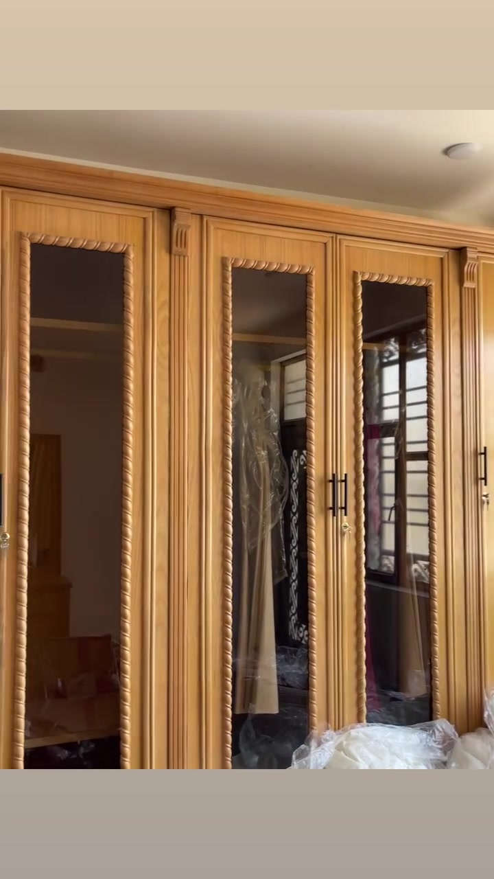 كنتور شغل عراقي درجة اولى خشب سنديان اكرر سنديان درجة اولى كنتور ٦ ابواب مع ميز تواليت 

السعر مليون و850 الف دينار 

***********  وات ساب
