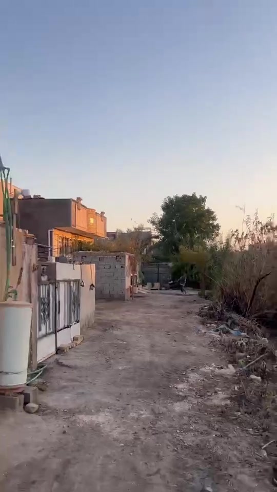 🏡 دار للبيع | سعر مناسب جداً

📐 المساحة: 150 متر  
📜 الملكية: إصلاح زراعي، وماشي بيه معاملة تطويب  
🏠 يتكون من:  
• غرفة نوم  
• صالة  
• استقبال  
• مطبخ  

✨ الدار جاهز للسكن، ويحتاج فقط إكمال الأرضيات.

💰 السعر: 23 قفل

📍 العنوان: بابل – قضاء المحاويل – ملحق حي العسكري

🏢 مكتب عقارات الأسد
📞 للاستفسار والتفاصيل: مراسلة المكتب
علي ابو أسد 
***********
***********
أمير فخري
***********
