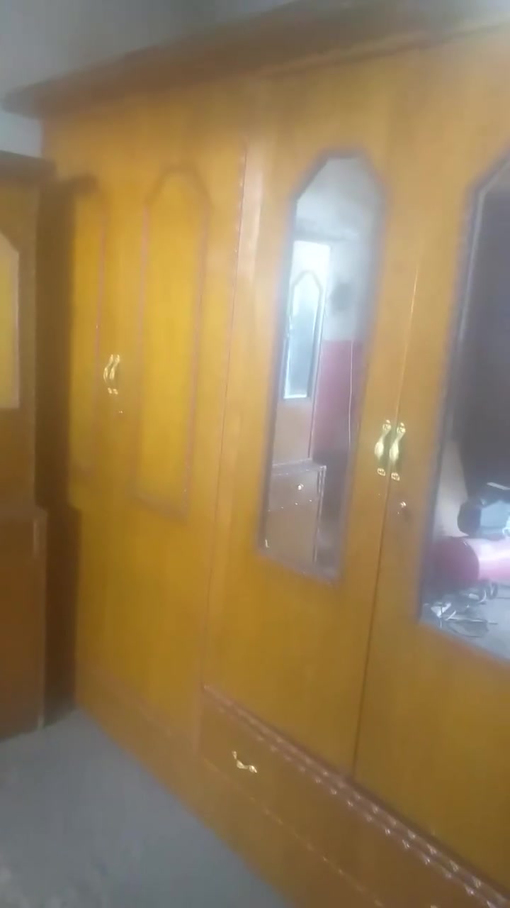 السلام عليكم للبيع غرفه صاج ست ابواب نظيفه  السعر ٤٥٠ الف  مكان محل ابو غريب شارع زيتون يم سيطره بنزالت جسر عل يمين هاتف *********** كورك ***********
