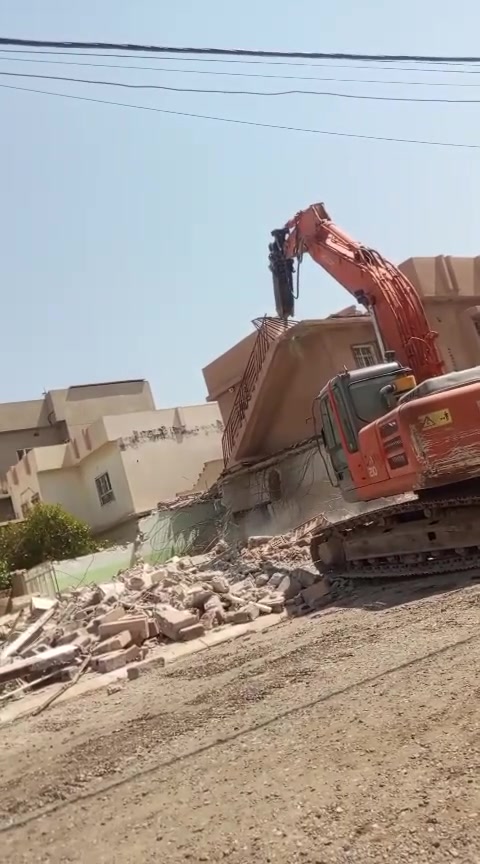 شغلنا في كركوك

نص مكتوب في الصور:
- مستعدون لهدم الدور والبنايات ورفع الانقاض وقطع البيوت المشتركه مكتب ابو عبدالله *********** ***********