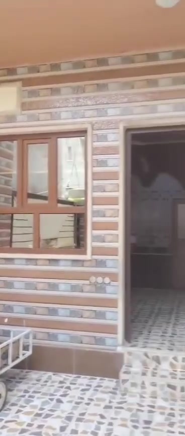 دار للبيع حي الرشيدية قطاع الخامس قرب جامع الورشان طابق ونص مساحه 180متر واجهه 8عمق 22متر 4غرف نوم واستقبال وهول وسط ومناور ومشتملات داخل وخارج ومطبخ وكراج وبي وصل بلدية يبعد عن السوق الروضه 150متر الاتصال ***********
