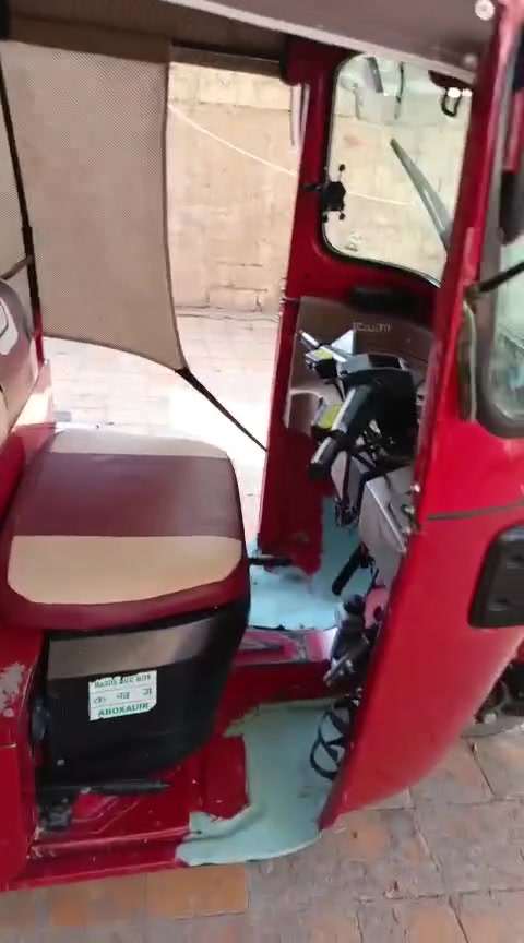 السلام عليكم شباب تك تك للبيع نضيفه مابيهه خياس 2018 بيهه خيط تبخير احنه نبيع كايم هذا الرقم *********** السعر 5،400
