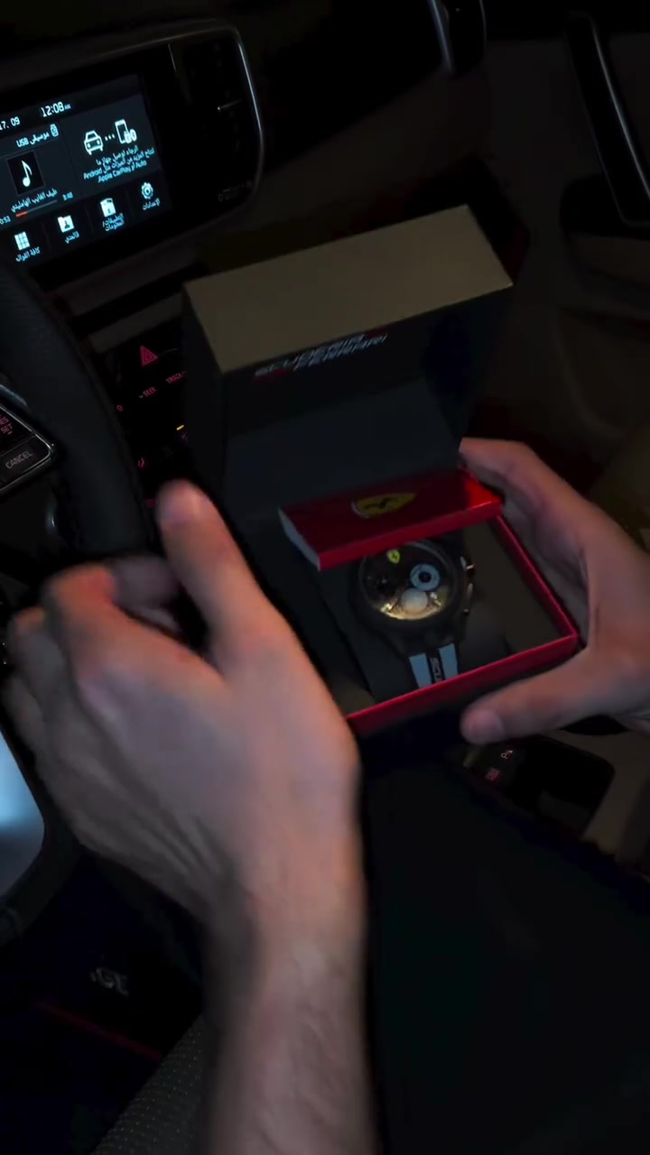 ساعة  Scuderia Ferrari
تعمل بالبطارية
* النوع: Chronograph كرونوغراف، يعني بيها وظيفة توقيت
* اللون: أسود بالكامل تقريبًا مع تفاصيل صفراء وشعار Ferrari
* السوار: Silicone / Rubber أسود مع كتابة Scuderia Ferrari
* الزجاج: Mineral Glass في الموديلات المطابقة
* مقاومة الماء: 5 ATM / 50 متر
* الهيكل: أسود، مع مقياس Tachymeter حول الحافة
* الوظائف: ساعات، دقائق، ثواني، كرونوغراف
للتواصل ***********
