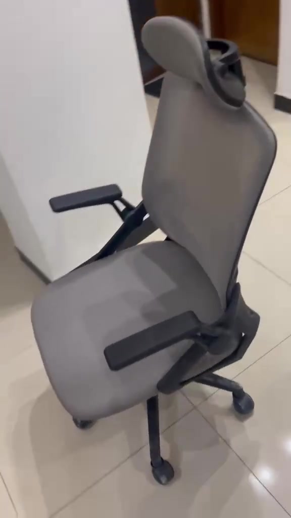 سلام عليكم ٣ كراسي للبيع الاسود كرسيين عله ٤٠ وبيهن مجال والرصاصي واحد ٥٠ وبي مجال جدد وتوصيل موجود ***********  تواصل واتس او مخابره

