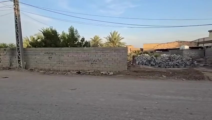 السلام عليكم ورحمه الله وبركاتة 
قطعه مساحه 200 متر واجهيه9 نزال 21 الموقع كربلاء منطقه الامام عون قرب عامود 240
طابو سند 25 اقرار محكمه يبعد عن شارع بغداد شارع الزوار قرابه 100 متر تصلح سكن أو حسينيه او محلات 
للتواصل :
***********
