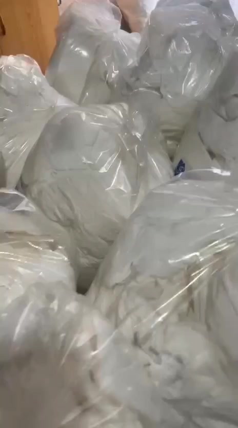 كلينس صناعه معمل درجه اولى وقوي تقريبا وزنه ٥ كيلوات أو أكثر يستخدم لاي شي للمطابخ للسيارات للتنضيف للاستعمال الشخصي ع شكل لفات طبقات ومصفط داخل الكيس ثخين وناعم نفس الباكتيات ويكفي سنه سعر الكونيه ب٨ توصيل ٣ الاف داخل النجف  وباقي المحافضات ٥  الاف للحجز والاستفسار اكثر مراسلتي ع رقم ***********

نص مكتوب في الصور:
- جزء بسيط منه
