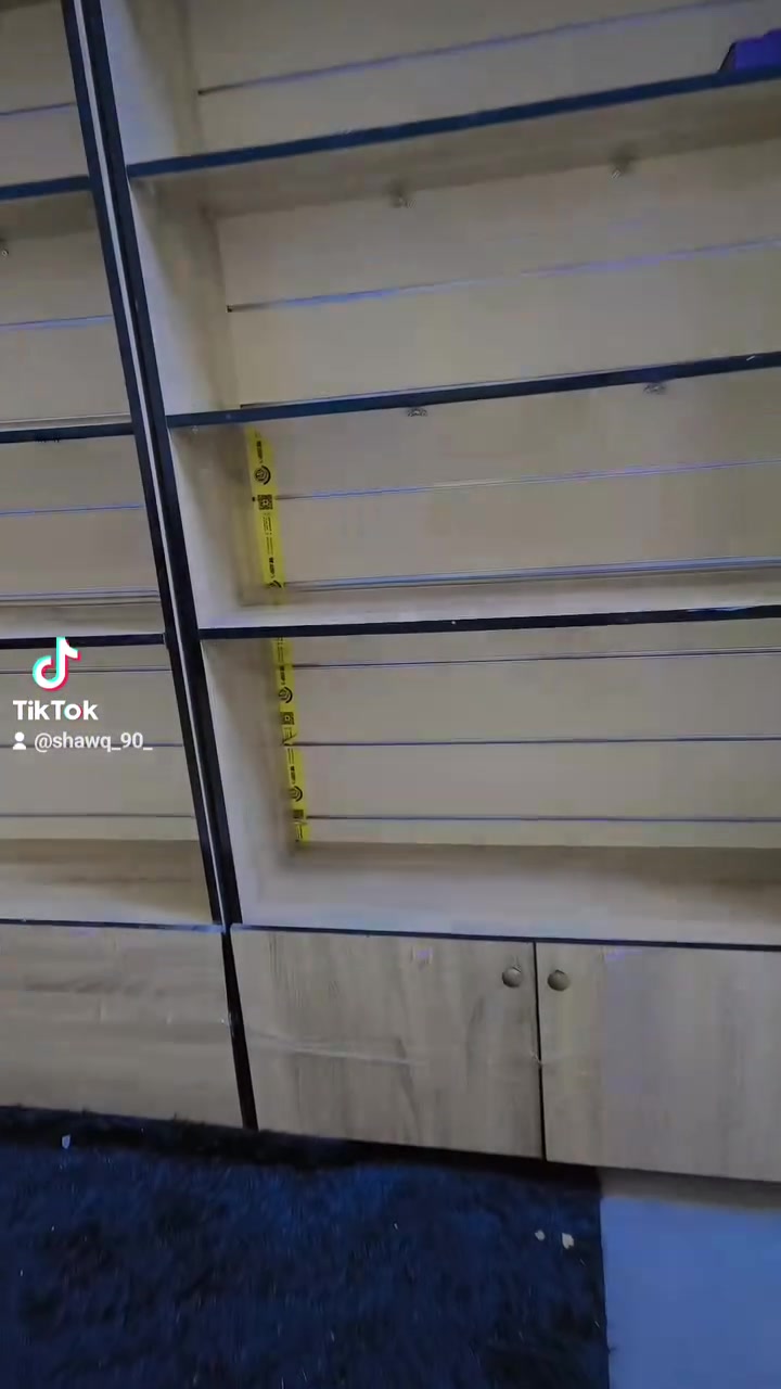 السلام عليكم هذا الرفوف للبيع مكان ديوانية الاستفسار عل ***********
