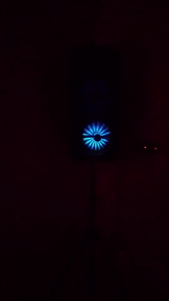 مكبر صوت ديجي • سابووفر مزدوج • إضاءات LED
