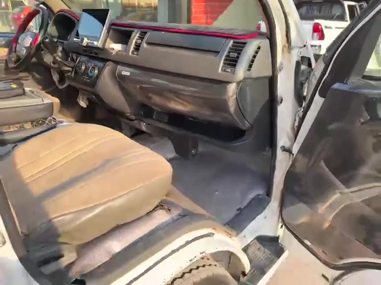 السلام عليكم سياره جنبي البيع موديل ٢٠١٤بيهه باب سايق وتكمه مكينه بيهه بدايت تبخير سياره كير وكسن وصدر ودوشمه فول مكان بغداد النهروان مكلف بنشر رقم صاحب السياره ***********
