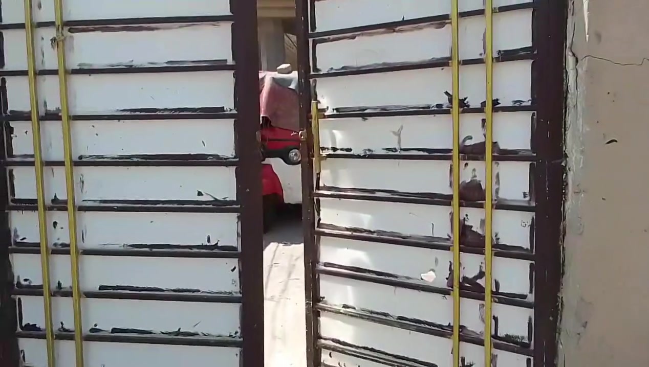 اخوان سلام عليكم يا جدار سكن للبيع مساحه 200 متر يحتوي على مجتمل ايضا من ضمن المساحه او يحتوي على طارمه قراب كبير حديقه وهول وكلي دور وصاله وغرفتين نوم ومطبخ وحمام صحيات غرفه فوق عندك مشتمل يحتوي على  طارمه صغيره ومطبخ وحمام وصاله وغرفه نوم العنوان صويره حي الزهور قرب المدرسه الحديد السعر والتفاصيل اتصل على الرقم***********
