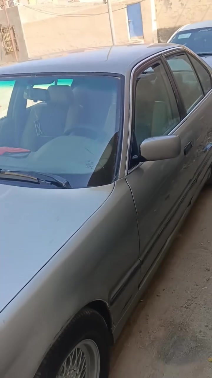 سلام عليكم بيم ٥٢٥ موديل ٩٢  محوره فيفتي كير ومكينه كرتون رقم السياره بغداد وصحبه من بنجف صاحبي سيد واني كفيل الشراي مشروع وطني سياره تبريد شغال مكان سياره حالين بناصريه المركز سنويه جديده سعر ٣٣ وبيه مجال قليل حك الجيه هاذه رقمي *********** بيع وبدون مراوس تمام
