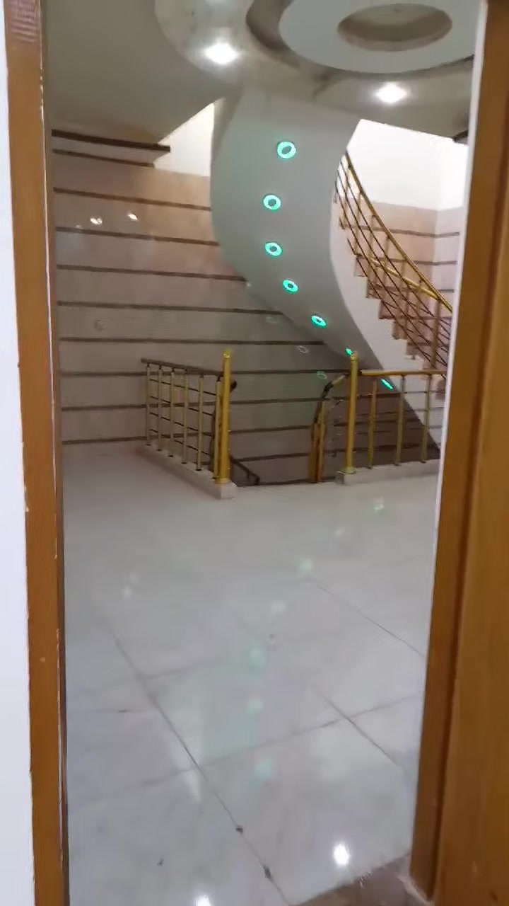 دار للبيع 🏠 في حي الجامعه 🏞

المساحه 100 متر 
ركن مربع ( 10 متر × 10 متر )
بناء دزاين حديث 
عمر البناء 3 سنوات فقط 
مسلح كونكريت 
يحتوي على 4 غرف نوم بأحجام جيده 
و صاله كبيره في الطابق الأول وصاله كبيره ايضا" في الطابق الثاني .
ويحتوي على استقبال كبير و مطبخ و 3  مجاميع صحيه متكامله .
الأرضيه مرمر تركي .
الصالات و غرفة الضيوف جبسن بورد
والدار في موقع جيد خلف شارع المطار مباشرة"
الدار فارغ 
للإستفسار عن السعر وبقية التفاصيل الإتصال على الرقم *********** 
او راسلونا على الواتساب او التلي كرام 
وسنكون بخدمتكم

. @الجميع
