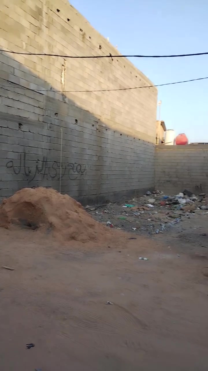 . السلام عليكم اخواني قطعه ١٠٠ متر زراعي باسمنه عقد قرب شارع الحولي تقريبا ٥٠ متر تبعد عن الحوالي تصير حسينيه او بيت واجهتها ٧ نزال ١٣ ونص سعرها ٣٠ مليون. ***********
