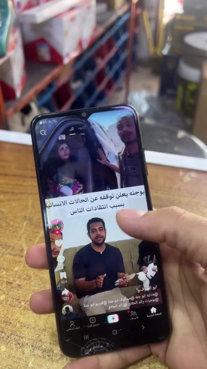 قيم وأخذه بس لا تكسر بسعره
A03s اسمه
عيبه الوحيد طاح مني وصار هذا الخط بالشاشة
بس ما مأثر عليه استخدمته طبيعي مثل ما موضح بالفيديو
راسلني واتساب ***********
