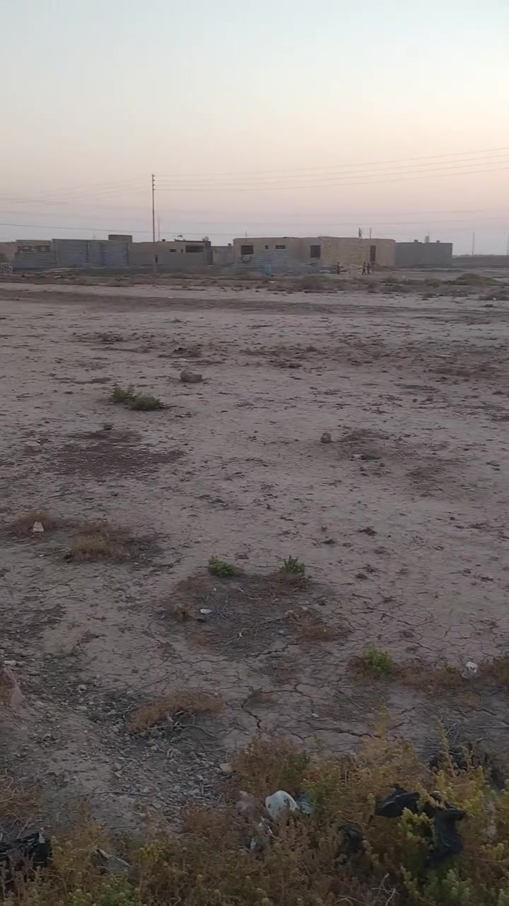 السلام عليكم بيت هيكل مساحه 200 ويا نص دونم ⚒️ ست قطع مساحه 200 بل المدثره على طريق الحكلاء موجود ماي كهرباء وتبليط ***********
