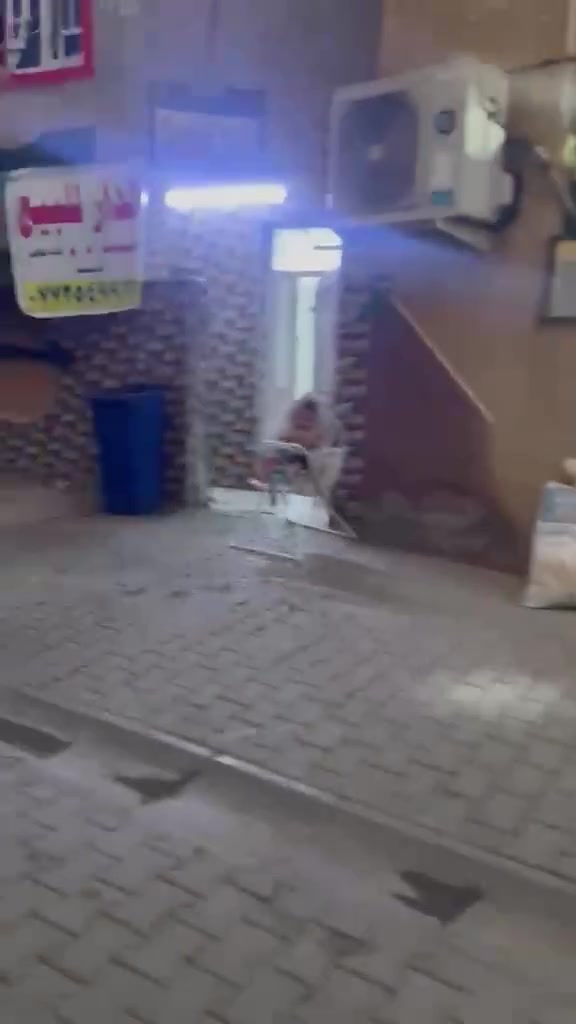 سلام عليكم عندي بيت للبيع مساحه ٥٠متر طابو زراعي سند ٢٥كامل خدمات من مي و كهرباء و مجاري و نت العنوان زراعي شاكر العاني مجاور أفران الجوادين  الاستفسار ***********
