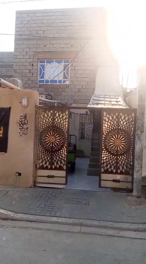 بيت طابقين بلديه رقم نص قطعه 125 متر للبيع مكان البيت الزبير  حي الحسين الريسز قريب علا السايدين مال حي العسكري والريسز خدمات كامله باقي التفاصيل مذكوره بالفيديو السعر 75 مليون 
للاستفسار هاذ رقمي ***********
