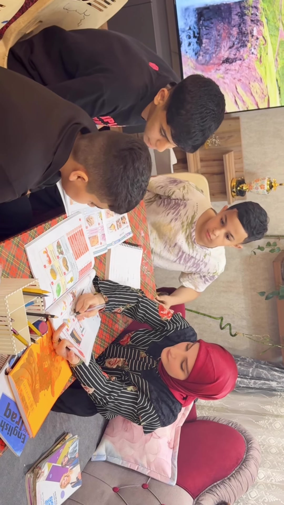 ✨ مو كل تدريس يغيّر مستوى الطالب…
بس الفرق يبان من أول حصة ✨

إذا ابنك يرجع من الامتحان ويكول:
“ماما نسيت شلون أحل…”
هنا المشكلة مو بالذكاء ❌
المشكلة بالأساس 👌

إحنا نشتغل على:
🔹 نفهم الطالب قبل لا نحفّظه
🔹 نبني ثقته قبل لا نطالبه بدرجات
🔹 نخليه يحب المادة بدل ما يخاف منها

🎁 حصة تجريبية حتى تشوف الفرق بنفسك

📍 العنوان الثابت: B2
📞 للحجز: ***********

جرّب مرة… وخل النتيجة تحكم ✨
