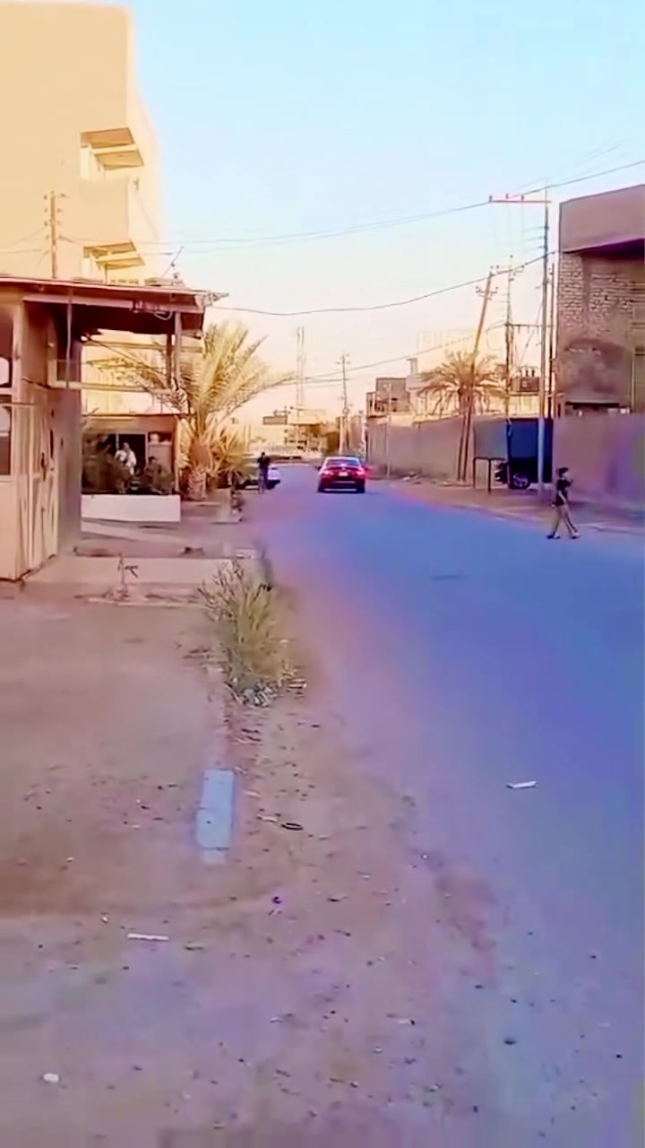 السلام عليكم
دار ركن للبيع الموقع الرمادي بداية ال٥ كيلو. 
قرب مركز الحرية وكلية الادريسي الجامعة.

المساحة الكلية220.

الدار يتكون من مطبخ (3×5) وديوانية( 4×7) وصالة (5×7) وغرفة (4×5) وغرفة ثانية(4×5) الارضية كاشي مرمر والسطح شتايكر البيت كامل من كلشي الدار طابق ونص.
ملاحظة : الدار للبيع مع الاثاث. 
السعر 150 مليون وقابل للتفاوض.
للاستفسار على الارقام :
***********
***********
الرجاء التواصل على الارقام فقط.
