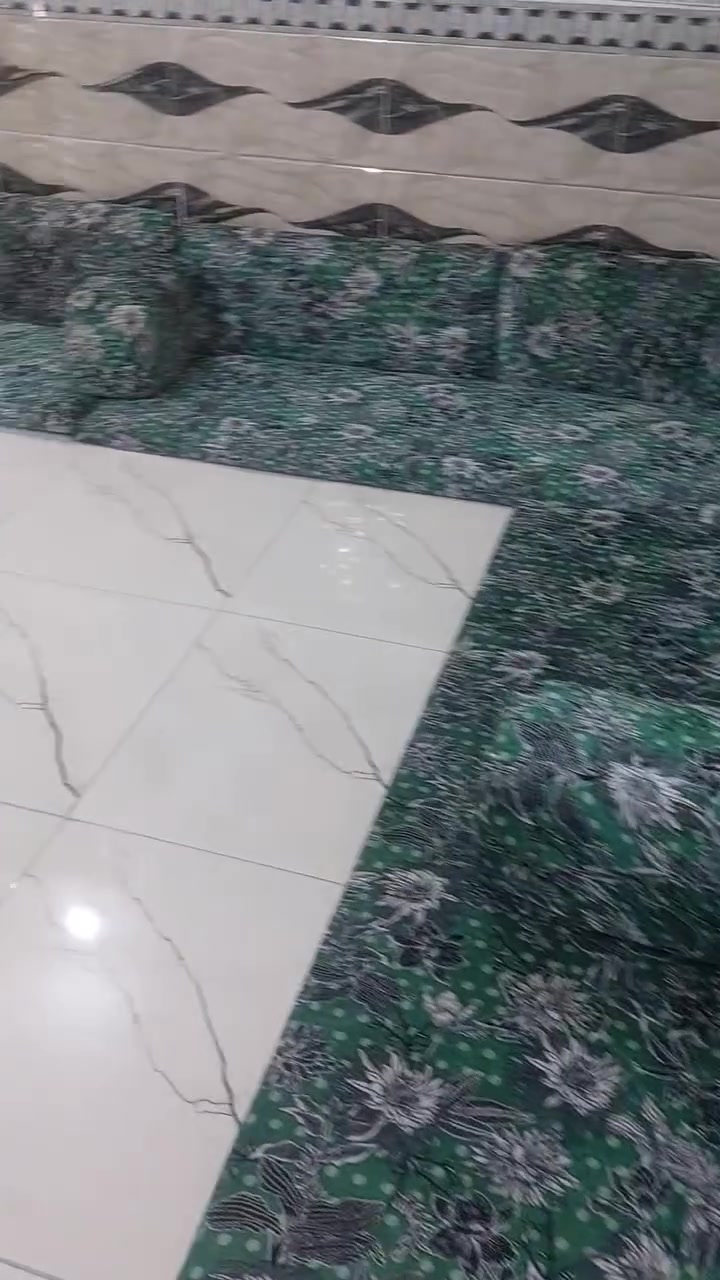 ديوان لبيع نضيف ٣٠٠ بي مجال ١٤ متر و ٥ مخاد
***********
