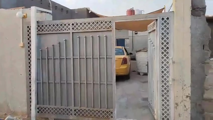 بيت للبيع بمحيله طريق الوسطي شارع علوه فايز يتكون من ثلاث غرف وصالة وديوانيه وصحيات خارجيه وداخلية وقف سني مسجل اصولي المساحة 250مترالسعر 55وبيه مجال للاستفسار الاتصال على ***********واتساب
