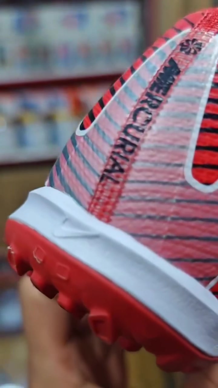 Nike Air Zoom Mercurial Vapor 16 Elite TF
 باللون الأحمر والأسود. وهو حذاء رياضي مخصص لملاعب العشب الاصطناعي (ترتان).يتميز الحذاء بالخصائص التالية:التصميم: يأتي بلون أحمر ناصع مع شعار نايك (Swoosh) كبير باللون الأسود الممتد على الجانب.التقنية: مزود بتقنية Air Zoom التي توفر ارتداداً سريعاً وشعوراً بالخفة والسرعة أثناء الجري.الخامة: الجزء العلوي مصنوع من نسيج Flyknit المرن ليمنح القدم ملاءمة ممتازة تشبه الجوارب وتحكماً دقيقاً بالكرة.النعل: نعل مطاطي مصمم خصيصاً (TF) لتوفير أقصى درجات الثبات والتماسك على الملاعب الصناعية.
قياس 43 فت 
انتاج فيتنام 
بدون وزن
اعلى نسبة تحكم بالكره 
كربلاء حي الحر قرب مجمع ليمونه 
***********
توصيل داخل كربلاء فقط وبيع مباشر 
#تارتان 
#كربلاء_المقدسة 
#ريال مدريد
