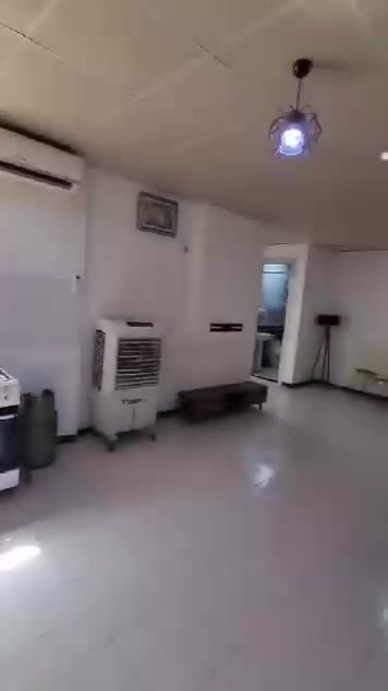 شقه للبيع موثثه كامله مساحته ١٢٠ متر طابق ارضي سرداب بس ويه الأرض يعني تعتبر ارضي موثث كامل في مجمع اسوده ستي قرب قصر الابيض مال جلال طالباني كامل جاهزه للسكن تتاجر اذا استثمار من ٤٠٠ الف الى ٤٥٠ الف سعر البيع ٤ دفاتر ونص وبيه مجال مستعجل ع بيع
