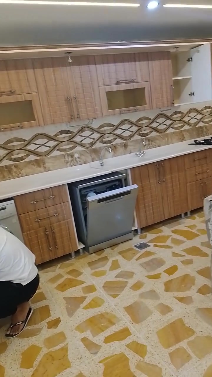 السلام عليكم كاونتر للبيع السعر 600. ***********
