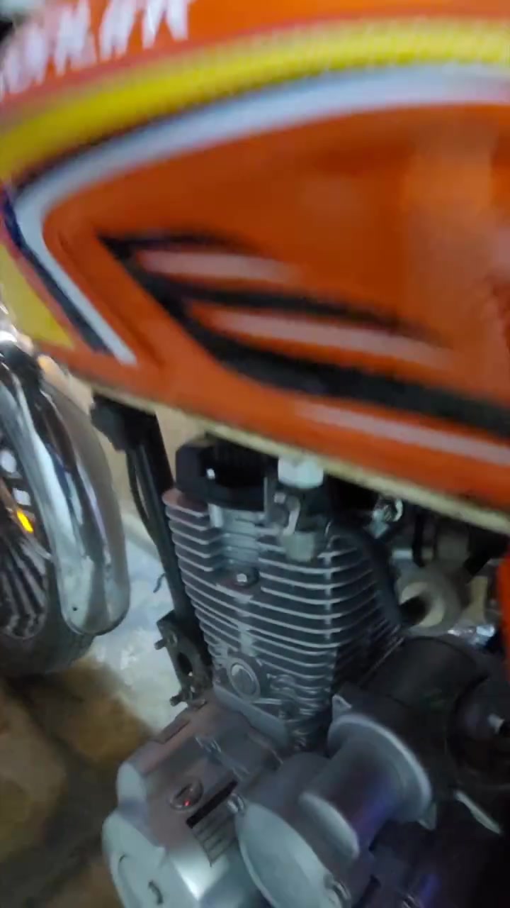 سلام عليكم دراجة سيفان محرك رصاصي 150 cc دراجة كاملة ما ناقصة شي الشاشة مثل ما موضح بالصور دراجة نضيفة مال جناي ومحرك ناعم ناقصة فقط سايق السعر 800 وبيهة مجال حك جية مكاني تكريت حي الجمعية *********** اقرة المنشور قبل لا تتصل .
