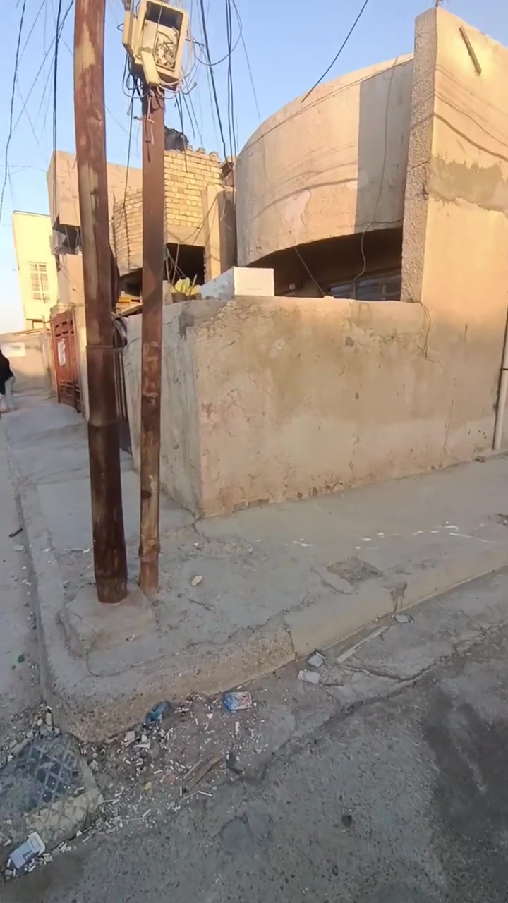 سلام عليكم توفر عندي بيت ركن مساحه 100متر جبها --5 --نزال 20 --طابق واحد طابو زراعي سند 25 سند  وكاله موجودات عنوان البيت البلديات الضباط خلف الصحفيين قرب مدرسه زين القوس منطقه حي الامير منطقه كامله خدمات مي مجاري كهرباء تبليط  الاستفسار اكثر *********** سعر خاص ورد واتساب ماسنجر                            حسن للعقار
