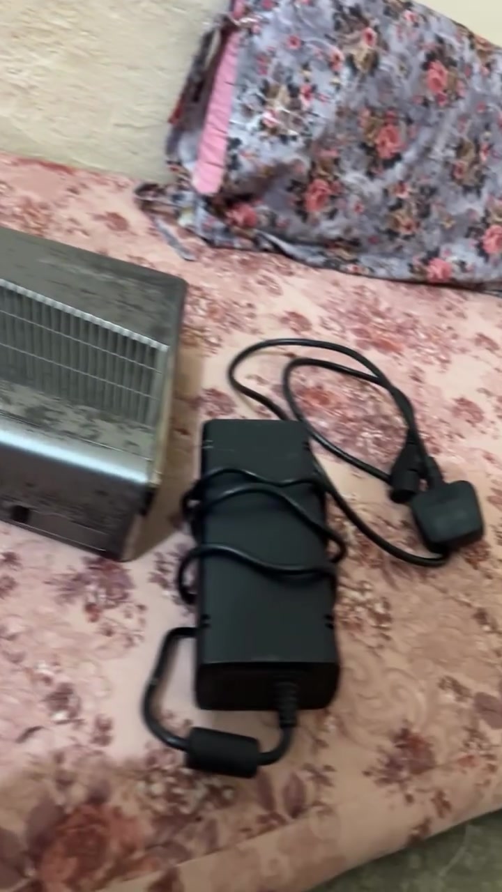 السلام عليكم اكس بوكس 360 للبيع نضيف بي 95 لعبه كلهن حديثات بيس 2022 نوعيته باب اول ما يعطل سعره 105 وبي مجال ***********
