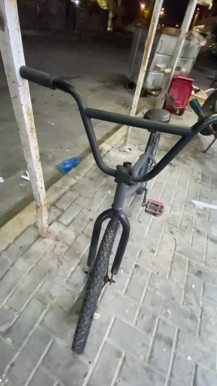 بايسكل BMX يحتاجل تقريبا صرف 25 يرجع جديد مصبوغ البايسكل صبغ حلو شوفت عينك السعر 40 وبي مجال بسيط متواجد فقط على الواتساب هذه رقمي ***********

