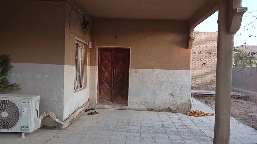 بيت ركن مساحته كبيرة تبلغ (٤٨٠)متر في نهاية نزلة الصناعة في ام العصافير (حي الزهراء) مقابل الشارع الرئيس ، يعني لا يوجد امامه اي بناء ..للأستفسار عن السعر  الاتصال على الرقم 

***********
او الرقم ‏***********‏
