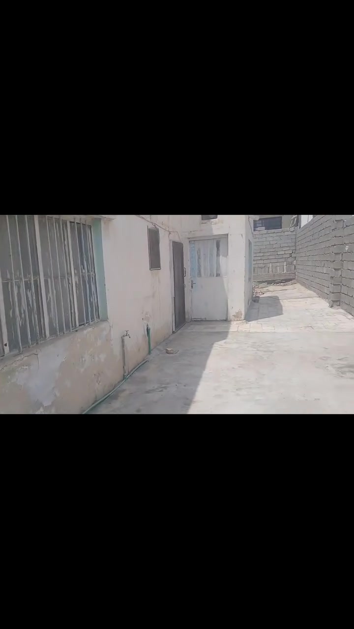 السلام عليكم بيت للايجار بناء قديم نضيف  في بعقوبه قرب مدرسة الأمين ٢٠٠ متر طابق واحد غرفتين مطبخ صاله صحيات يوجد مساحه فارغه ١٠٠ متر سعر ٣٠٠ للإستفسار/***********
