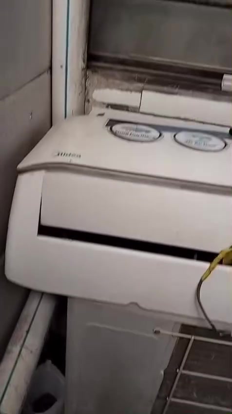 سبلت للبيع نوع midea جديد نظيف مابي اي خلل سعره 300 وبي مجال طنين
للتواصل ***********
