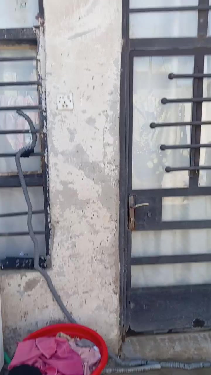 بيت للبيع تجاوز خدمات مسقط فرع الي قبل أسواق ليمونه مساحته ١٠٠ بناء  حلو مرتب ونظيف وسقف سندويش وسقف ثانوي  ونظيف يتكون من حوش واستقبال ومطبخ وترك وحمام داخلي وخارجي تواليت أيضا وغرفه نوم جبيره ماشاء الله وسعر ١٣ وبيه مجال مي خير من الله مجاري كامله جيب غراضك ونكعد بيه اي نقص مابيه الاتصال على هذا رقم واتس اب ***********
