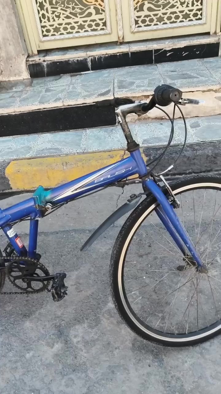 سلام عـلـيـكـم 
بايسكل. c700كامل مكمل من كل نواحي
بريكات أمامي خلفي سبع نمر البايسكل تجي وتشوف نضافته بعينك يله تاخذه رأيده ب70 وبي مجال والمو شراي لا يتعبني  ***********

