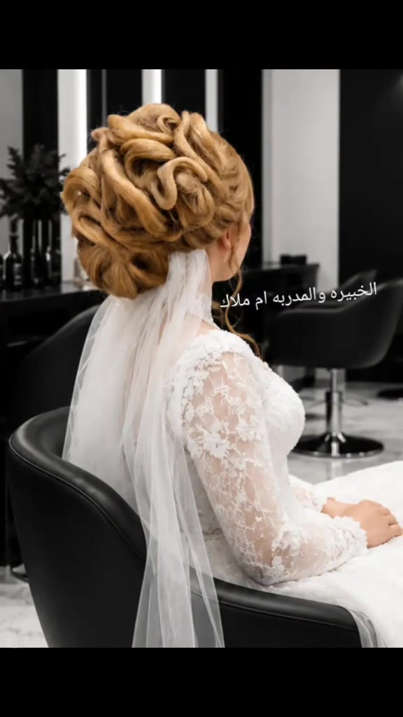 لوحه فنيه وعروض للعرائس بيد خبيره التجميل والتدريب ام ملاك الاولى في محافظة بابل
العنوان / بابل نهاية موقف كيات حي الامام
الرقم /***********
