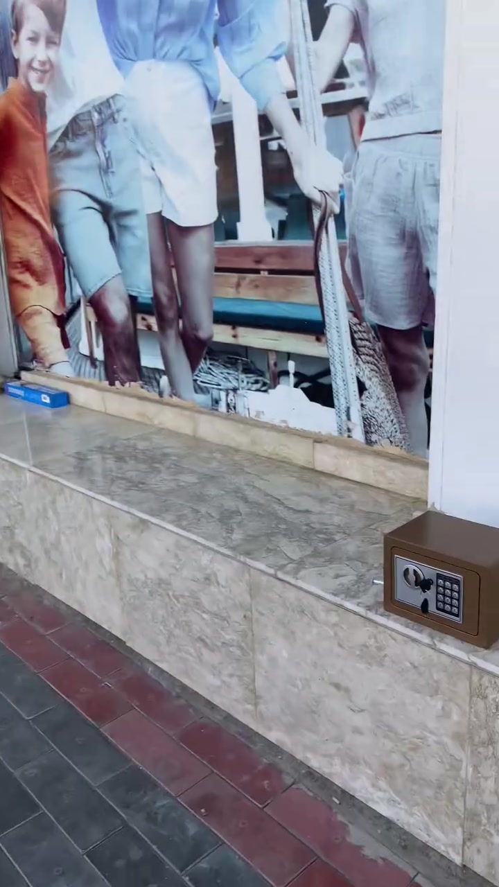 للحجز والاستفسار عبر الواتساب أو رساله بل خاص 💡 يا أهلنا الطيبين في كل المحافظات.. مكس مارت يرحب بكم! 🌟بفضل الله، تم افتتاح حساباتنا الرسمية لـ (مكس مارت - سوق المزيج المتنوع). متجركم الجديد لتسوق كل ما تحتاجه العائلة والمكتب بأفضل الأسعار وأعلى جودة.ولأنها البداية، حبّينا نفتح الصفحة بـ "عرض صدمة" وعلى القطعة الأخيرة والوحيدة المتوفرة بالمخزن:🔐 القاصة الرقمية الذكية (الموديل: E-17)الأمان: قفل إلكتروني رقمي + نظام قفل ثلاثي حديدي متين جداً.المرونة: يجي وياها مفتاحين طوارئ، وتكدر تثبتها ع الحايط أو الأرضية (البراغي والسجادة مجاناً داخل العلبة).السعر الفوري: 25,000 دينار عراقي فقط! 💰⚠️ تنبيه: باقي قطعة واحدة فقط، والحجز لأول شخص يراسلنا!📱 نوع المتجر: متجري الإلكتروني المتنقل.🚚 خدمة التوصيل: متوفرة فوراً لجميع محافظات العراق وبأسرع وقت لباب بيتك!💬 للحجز والشراء: راسل متجري الآن مباشرة قبل لا تطير القطعة!#مكس_مارت #العراق #قاصة_ذكية #عروض #متجر_إلكتروني #توصيل_سريع #بغداد #البصرة #كربلاء #الموصل #توصيل_كافة_المحافظات[ ***********)
