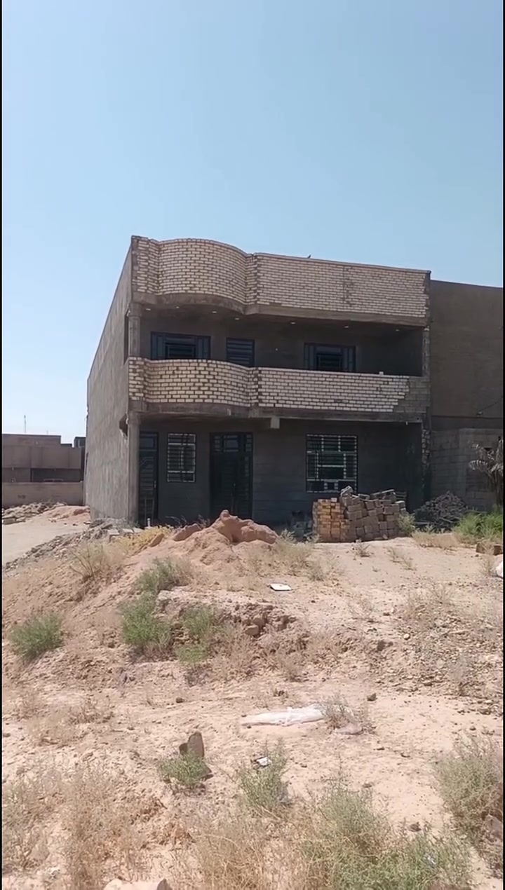 السلام عليكم. ماشاء الله مشتملات للبيع زنجيل وجه صاد على الشارع الحولي وجه صاد عشمس . 
يتكون 1_ الارضي
من خطار
 ومطبخ 
وصاله 
وغرفه نوم
وصحيات داخل وخارج
2_والقاط الثاني 
3 غرف نوم
وصالة 
وبلكونه
وصحيات 
3_قاط ثالث 
بيتونه 
بناء حديث ومسلح الارضي حجر  والثاني حجر وطابوق
للمشاهدة والاستفسار مع صاحب الدار مباشرة ***********
او مع اي ابو مكتب عقار الكل اصدقاء واخوه . السعر 78
