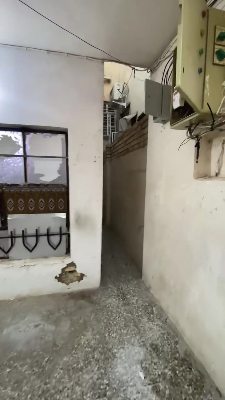 السلام عليكم بيت للإيجار 100م يحتوي على ممرين والطابق الأرضي استقبال ومطبخ وخدمات والطابق الثاني غرفتين ومكشوفه مثل مموضح بالفيديوهات مكان البيت بغداد الجديده قرب ساحة صالح والإيجار ان شاء الله مناسب للاستفسار مكتب البراق للعقار ***********
