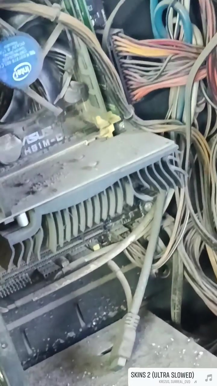 السلام عليكم اخوان 
خدمة مساعدة الفقير 😁
ال pc مالتك كاتله التراب
 صارلك شكد ما منظفه 
لتحتار ولتودي محلات الصيانة
 الي اول متسلم عليه يكلك ب 25 و ب 50
جيبه يمي واني انظفلكيا وابدلك المعجون واسويلك كيبل مانجمنت(ارتبلك الكيبلات) ب 15 الف بس وادزلك تصوير قبل واثناء وبعد العمل وتجي تستلمه وتفحصه بيدك 
للمعلومات ارقى المواد استعمل ف لا احد يجي ويسقط  
*ملاحظة اشتغل من البيت مكان حاليا ماعدي تريد تجيني للباب وتسلمه من الباب تريد ادزلكيا توصيل الشغل مو عيب 
للتواصل/ ***********

المقطع الثاني طلب فقط تنظيف مو ترتيب كيبلات
