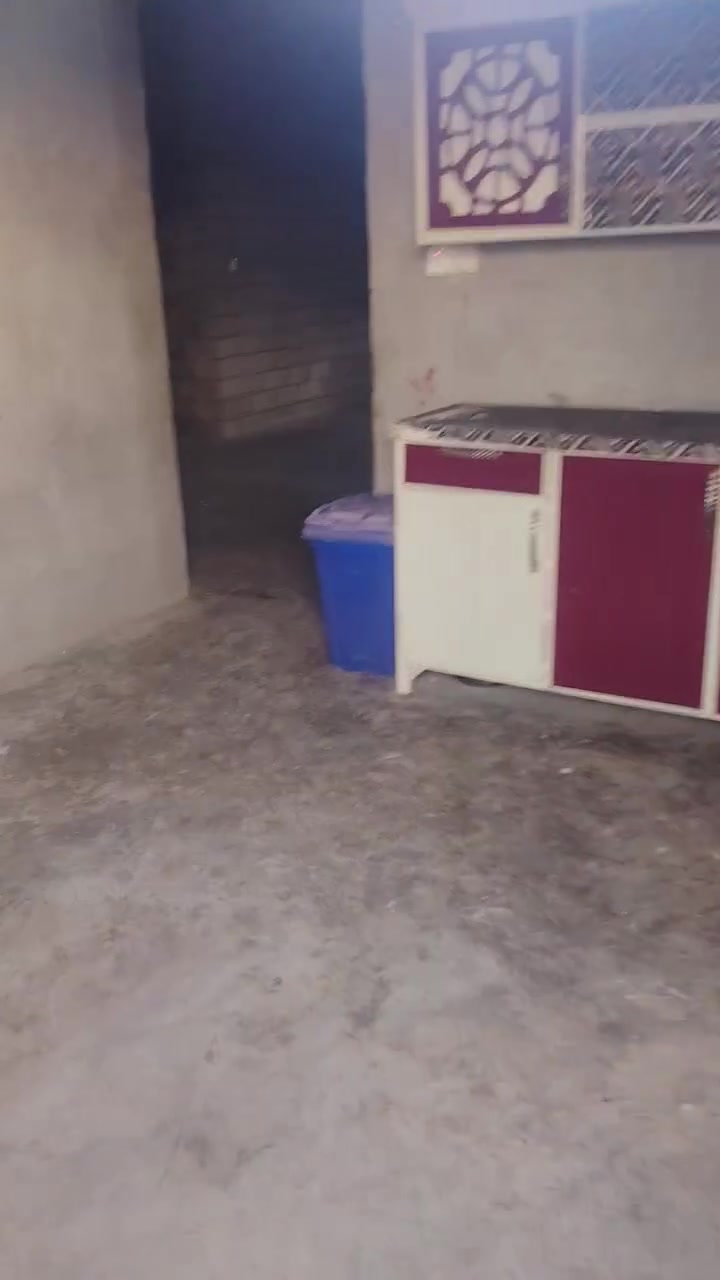 سلام عليكم بيت للبيع في القريه الجامعيه مساحه 180 متر واجهيه 9 نزال 20 واصلها كافه الخدمات ماء وكهرباء والبيت سندويج ولكن تاسيس ماء وكهرباء السعر المطلوب 22 مليون وبي مجال ***********
