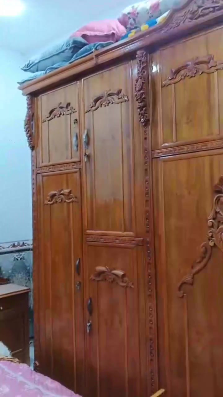 سلام عليكم
مستعجل ع بيعته 

عندي غرفه نوم جديده قبل شهر أخذته
5 قطع 
***********
عنواني بغداد 
مدينه الصدر 
جوه سوك ❤️
