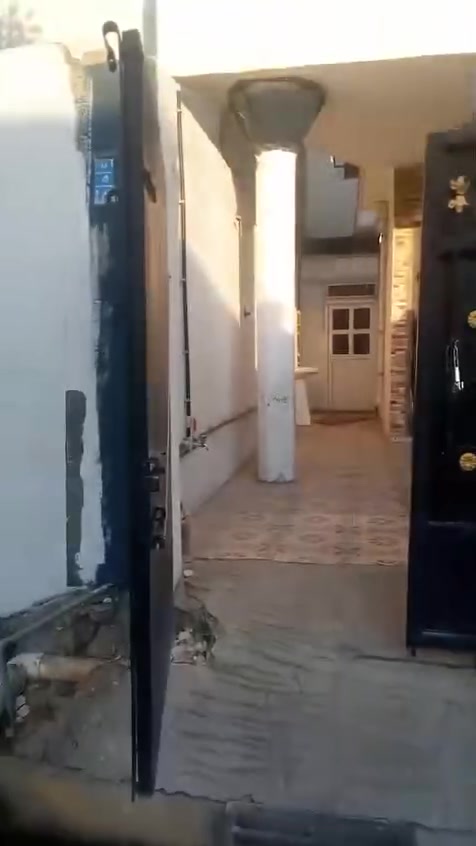 دار للايجار ارضي ١٠٠متر حي الأسرى مقابل آق صو مول كركوك استقبال ومطبخ وغرفة نوم وهول صغير وكراج وصحيات بالحوش الدار نظيف جدآ سقوف ثانوية وسيراميك  جدران مغلفة بالخشب وكيزر وماطور ماء الدار مدخلين مدخل كلدور استقبال ومدخل ثاني مطبخ هول الايجار 200آلف للتواصل *********** وتساب و اتصال ***********
