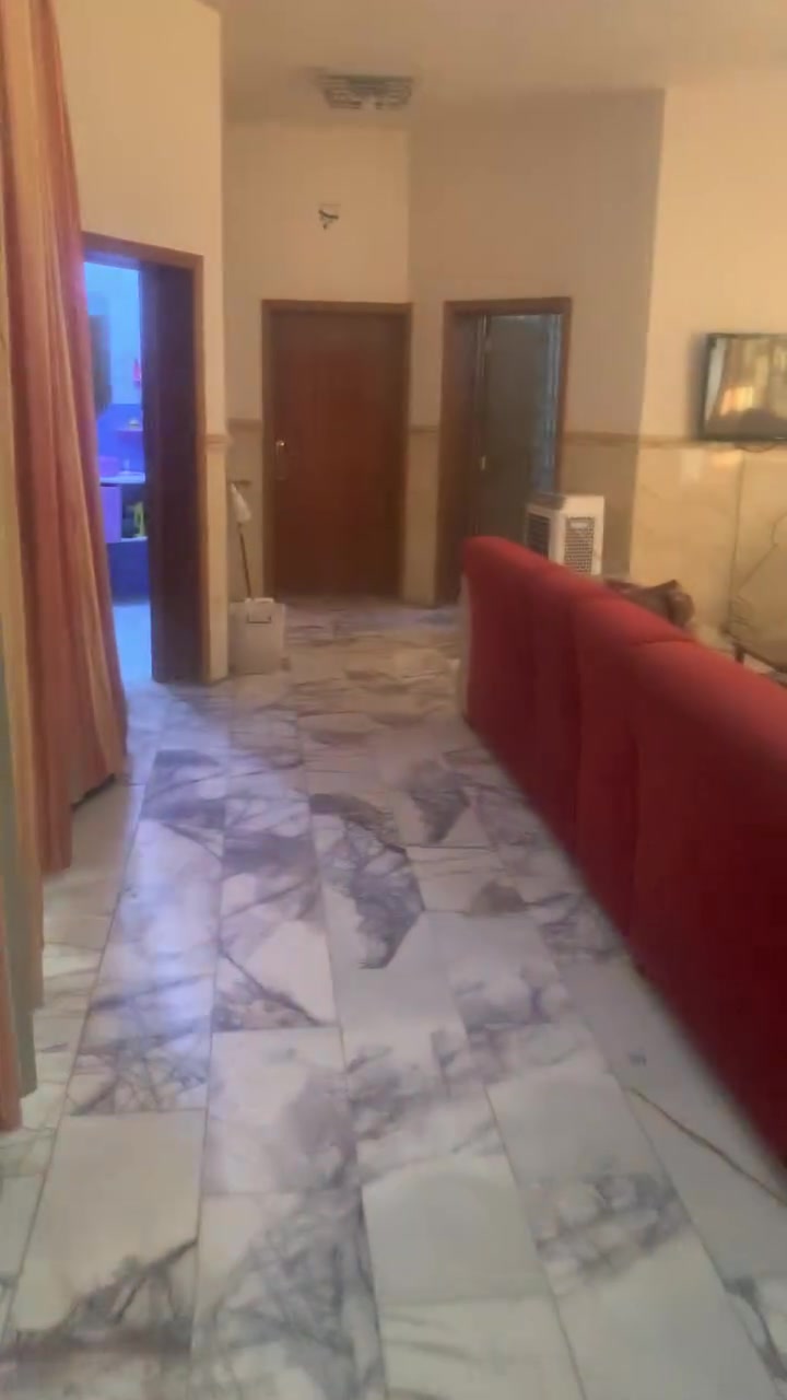 سلام عليكم بيت لبيت وبلاش وسعر مناسب جداً 
يحتوي البيت على 4 غرف نوم 2 جوه واثنين طابق الثاني ويحتوي على صاله فوق وتحت ومطبخ واحد وصحيات عدد 6 ويحتوي على استقبال كبير وصاله كبيره جداً ومنور جانب البيت ومنور ضهر البيت والبيت ركن وجه الثانيه حديقه مساحت البيت 320 متر ومساحت الحديقه 115 مجموع مساحت البيت 435 متر طابقيت يحتوي على سطح 2 صطح ناصي وسطح عالي السعر 180 وبي مجال لطيبين مثلكم واذا اكو بيت مراوس وقريب على ولايه كذالك يرهم 180 مليون رقم الهاتف او مراجعه مكتب دلهي *********** شارع محمد جواد
