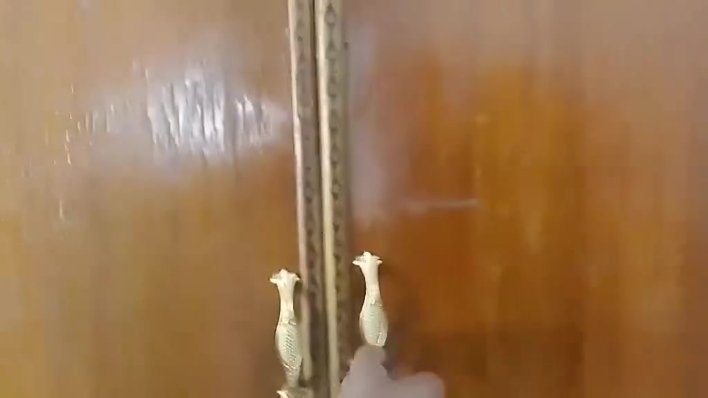 السلام عليكم كنتور للبيع خمس بيبان نجاره نضافته حلو 200وبي مجال ***********
